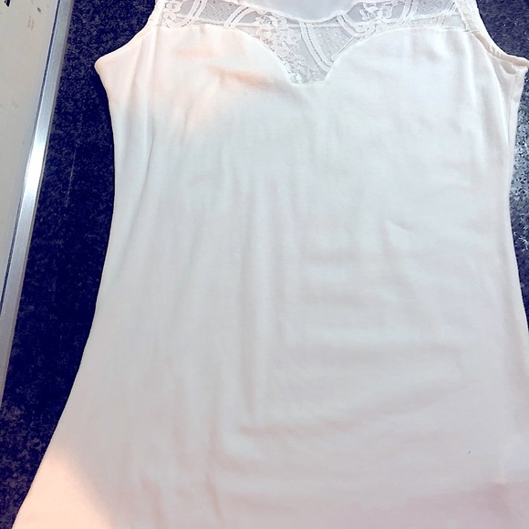 White tee shirt fabric top with lace - Picture 4 of 4
